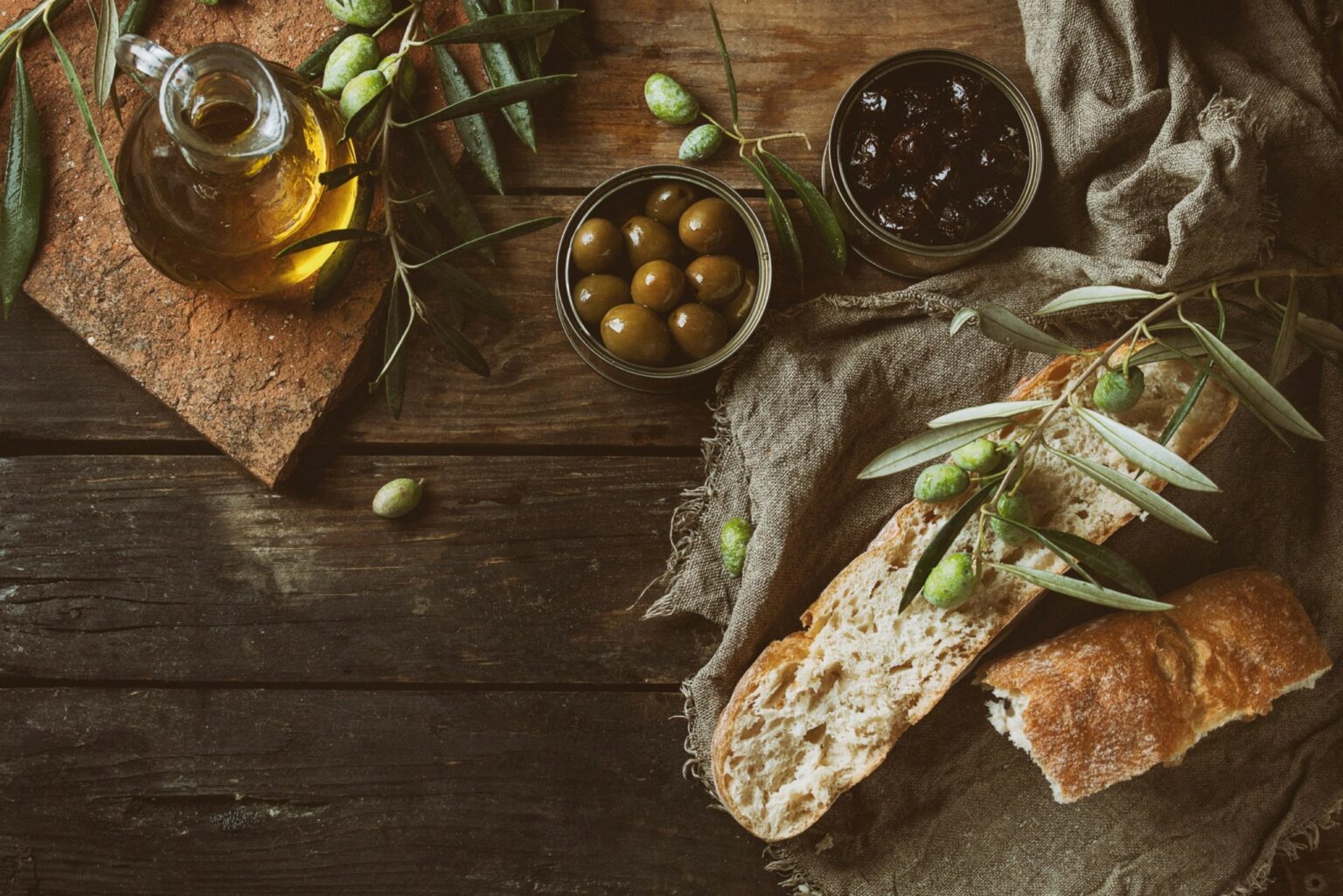 Oliven mit Brot und Öl