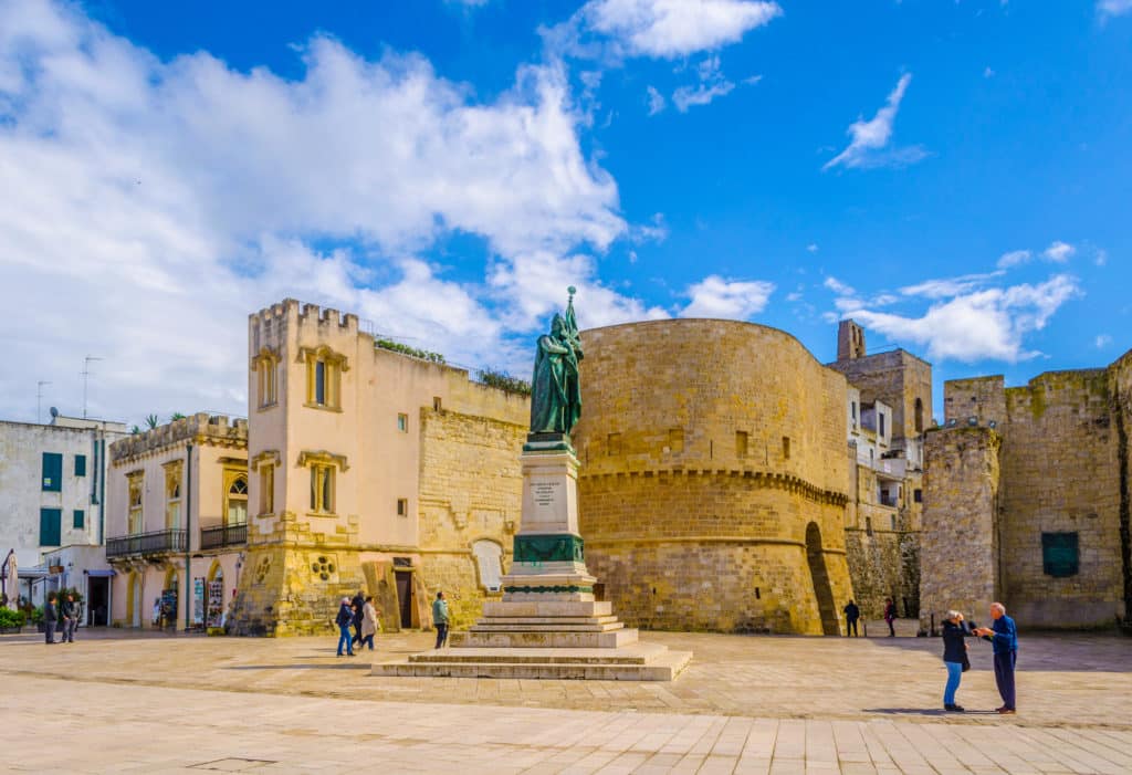 Das beeindruckende Castle of Monti erhebt sich majestätisch auf einem Hügel in der malerischen Landschaft Apuliens